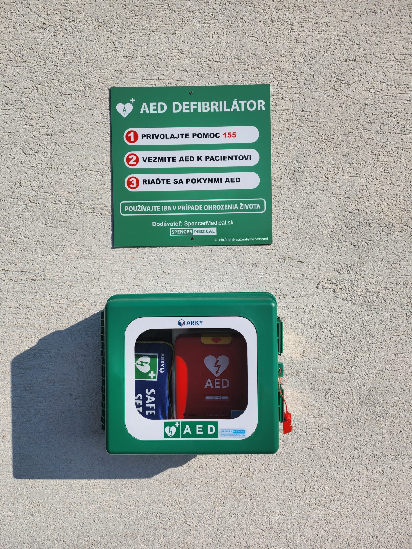 fotka zatvorený AED defibrilátor